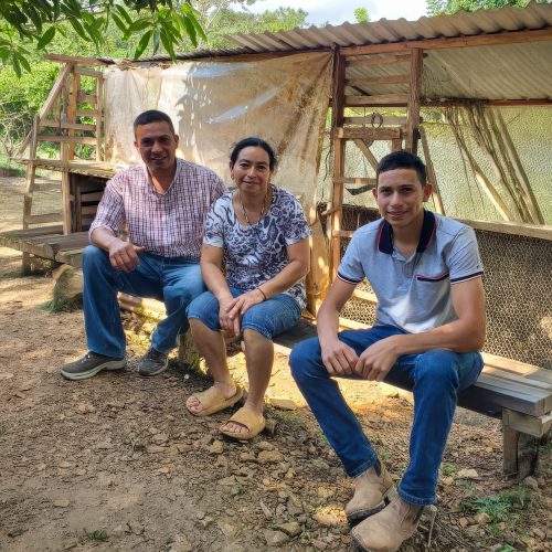 Donde una familia siembra un futuro: cultivando estabilidad a través de la fe y el trabajo arduo