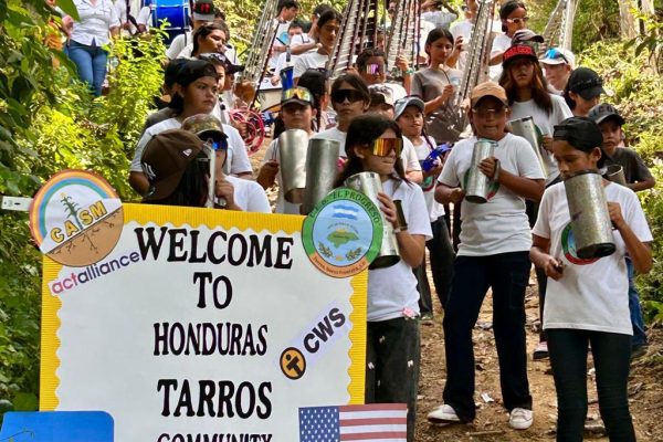 Con una cartelera de bienvenida, la comunidad expuso sus fortalezas. Foto: CASM.